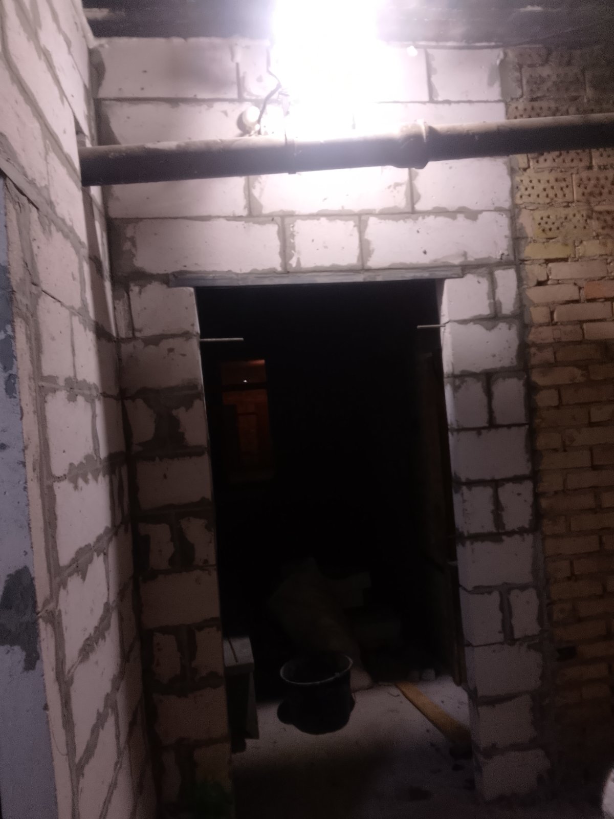 Проріз із газоблоку в підвалі